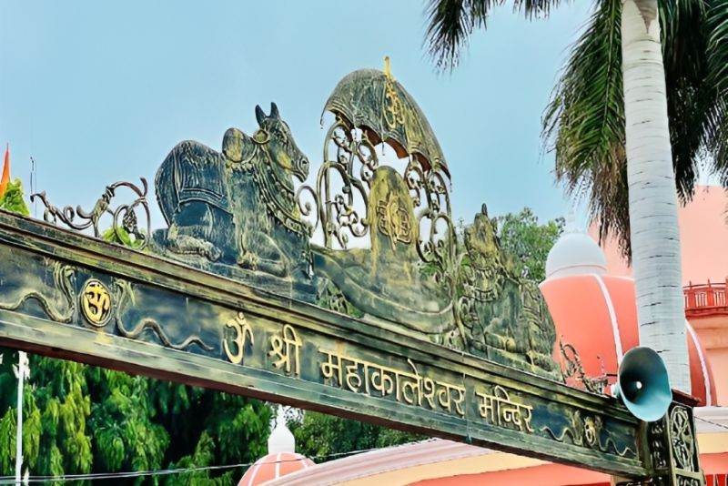 Ujjain holds within its history tales of triumph and legends of valor. Lord Siva, after beheading Brahma and crushing His kapala (forehead), performed penance in this very forest. in Mahakaleshwar Jyotirlinga in Ujjain MP 