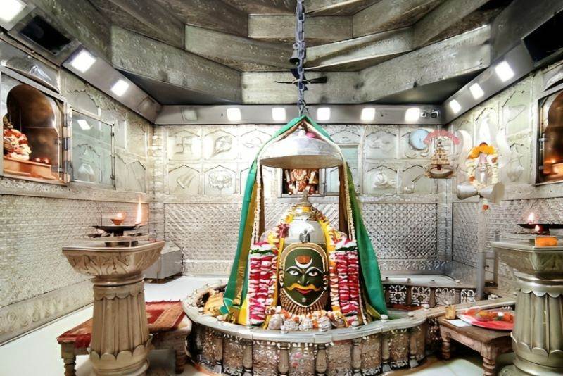 The lingam of Mahakalesvara commands awe with its colossal presence. Adorned with a silver-plated Naga Jaladhari and a finely inscribed, esoteric silver plate covering the garbhagrha’s roof, the shrine exudes grandeur